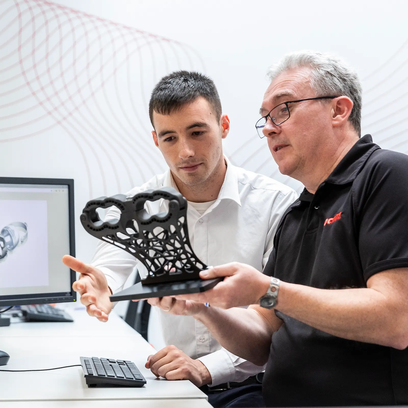 A Henkel mérnökei az autógyártásban és az ipari szektorban dolgoznak együtt az ügyfelekkel a 3D nyomtatott alkatrészek optimalizálásán.