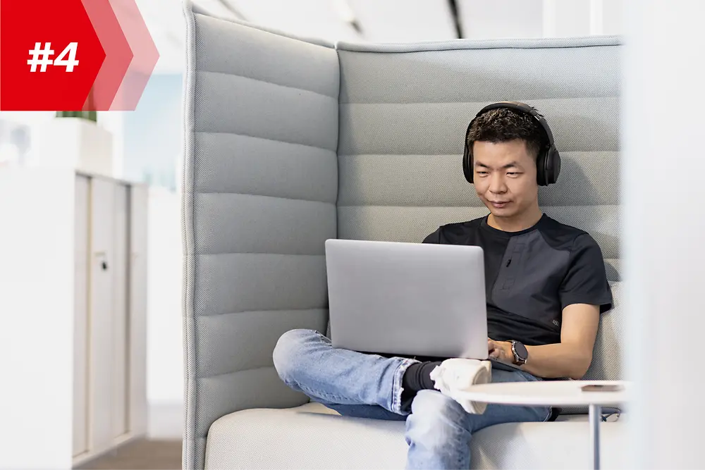 A Henkel alkalmazottja, Hao, a Mobile App Factory vezetője fejhallgatóval és laptopjával