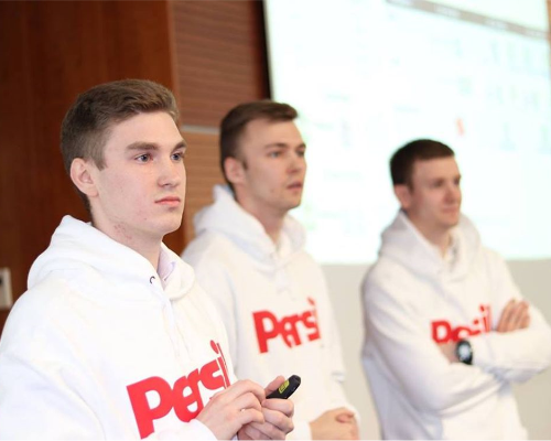 A Henkel három alkalmazottja Persil pulóvert visel, és bemutatót tart