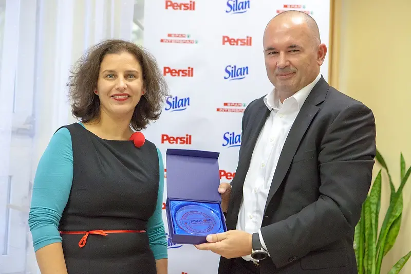 Örömünkre szolgál, hogy már egy évtizede minden évben vásárlóinkkal és a SPAR kereskedelmi partnerünkkel közösen támogatni tudjuk a bohócdoktorok jótékony, nélkülözhetetlen munkáját