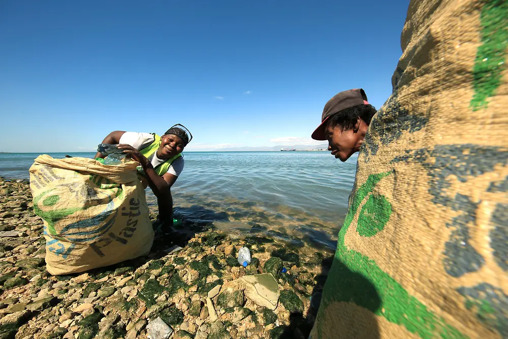 Platic Bank projekt: 2 személy gyűjti a műanyagot a tengerparton