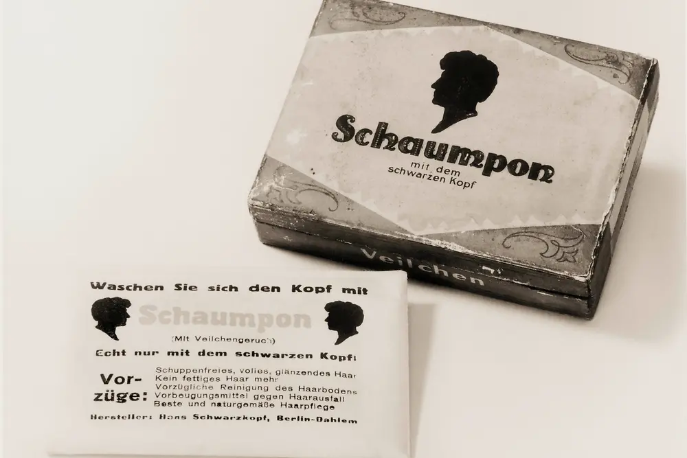 
A Schaumpon volt az első vízben oldódó por sampon, amelyet Hans Schwarzkopf fejlesztett ki. Könnyebb volt használni és olcsóbb volt, mint az addig alkalmazott olajok és durva szappanok