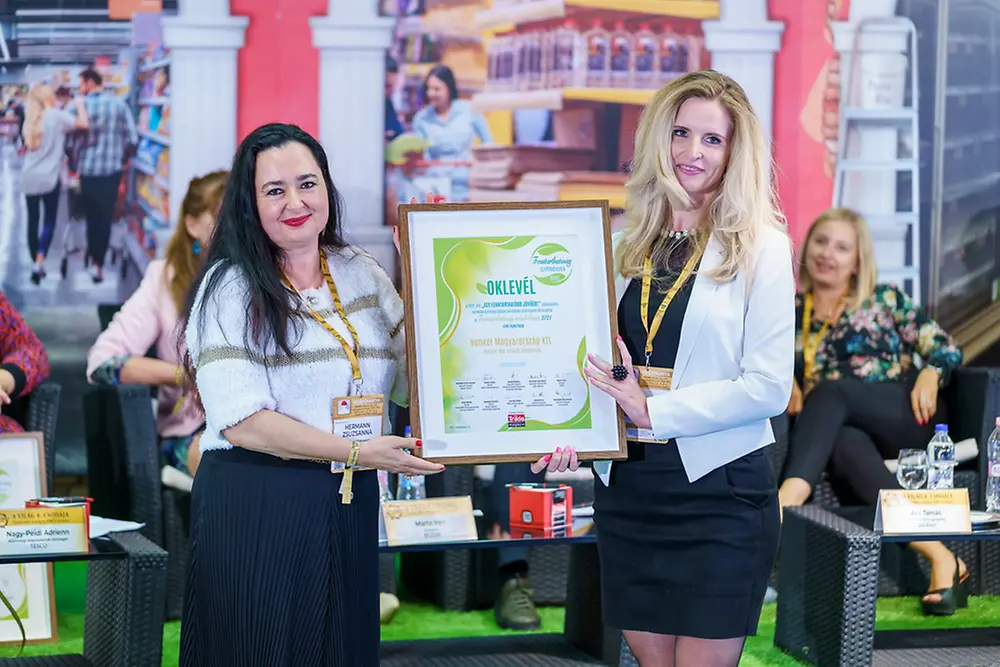 A Fenntarthatóság Szimbóluma 2021 elismerő okleveleket, Szak Zsuzsanna, Beauty Care üzletág igazgató és Tóth Kinga, Laundry & Home Care Trade marketing menedzser vette át Hermann Zsuzsanna Trade Magazin főszerkesztőtől