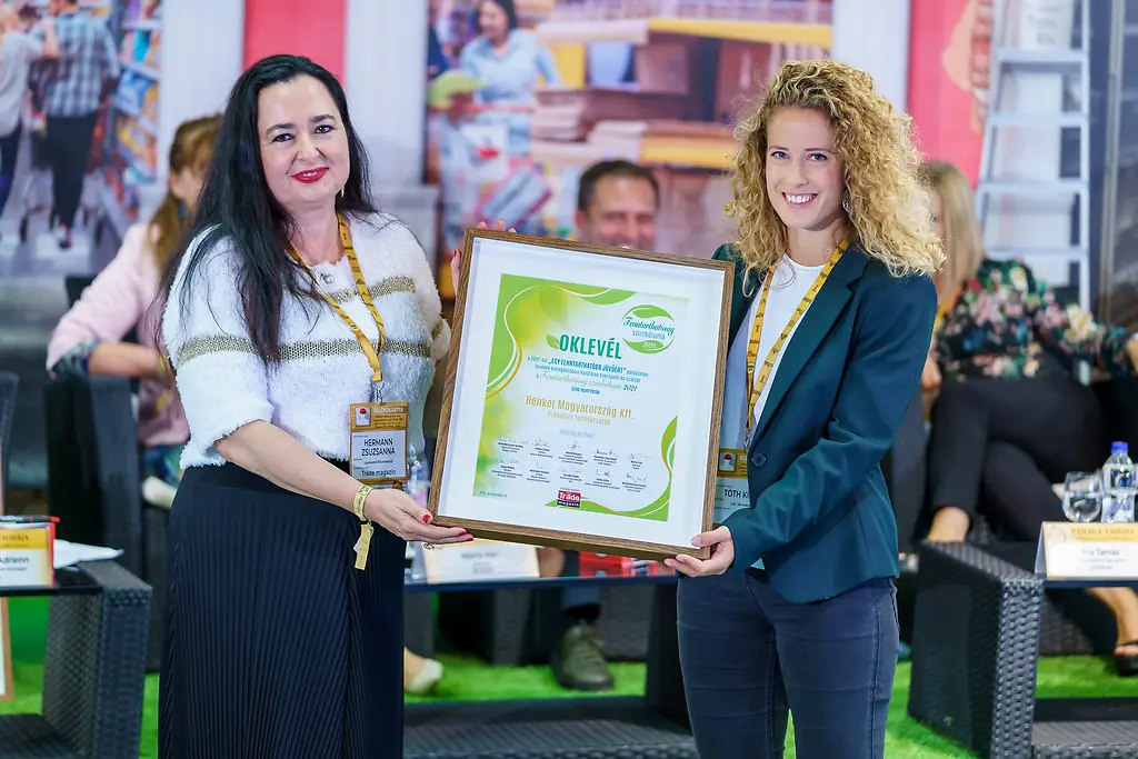 A Fenntarthatóság Szimbóluma 2021 elismerő okleveleket, Szak Zsuzsanna, Beauty Care üzletág igazgató és Tóth Kinga, Laundry & Home Care Trade marketing menedzser vette át Hermann Zsuzsanna Trade Magazin főszerkesztőtől