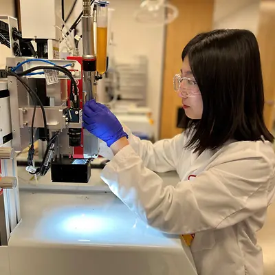 Olivia Shin, a Henkel alkalmazástechnológia mérnöke az adagoló berendezésen dolgozik.