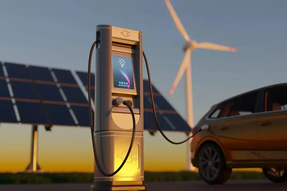 Elektromos jármű töltőállomás napelemekkel és szélturbinákkal a háttérben.