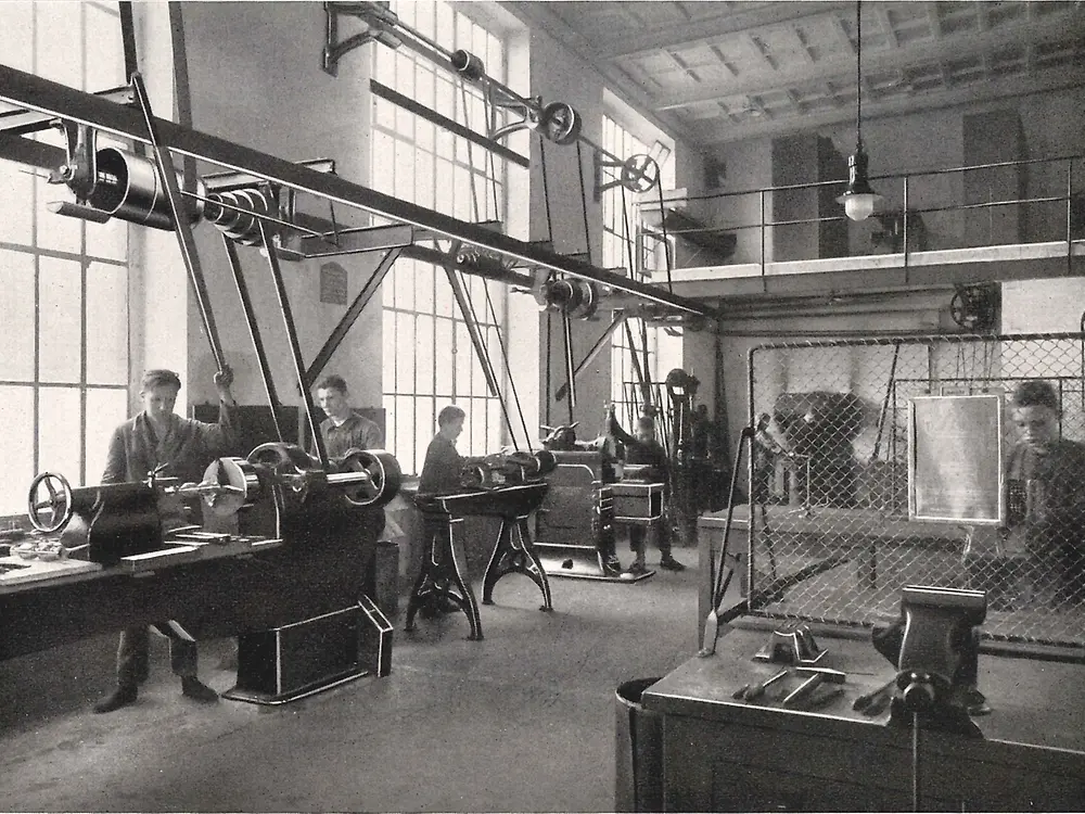 A fémfeldolgozó műhely gépein dolgozó tanoncok.