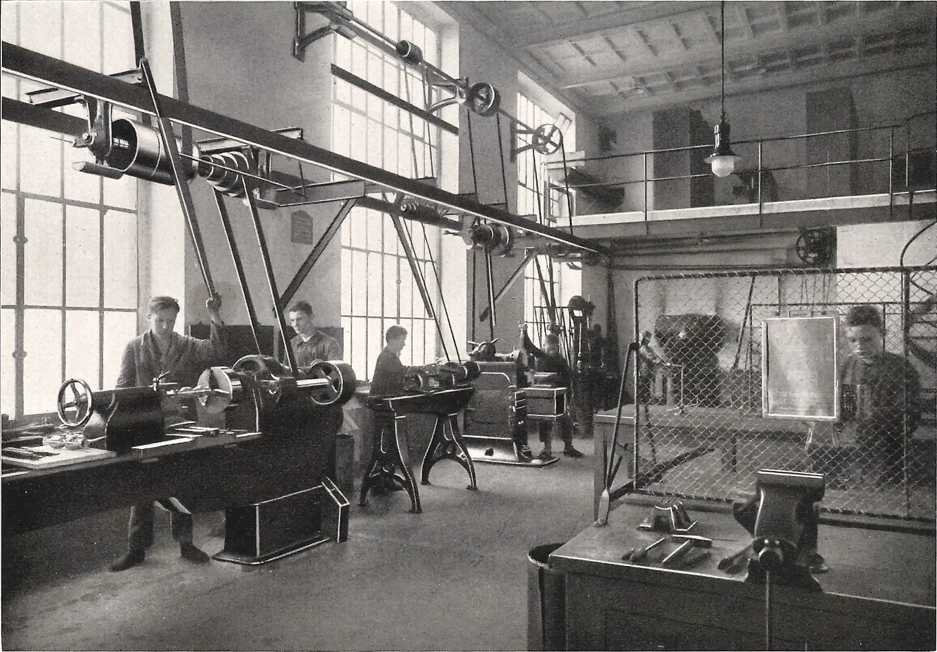 A fémfeldolgozó műhely gépein dolgozó tanoncok.