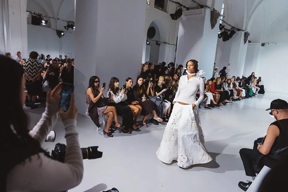 A Perwoll az elveszett bőröndökből egy igazi Fashion Showt-t hozott életre