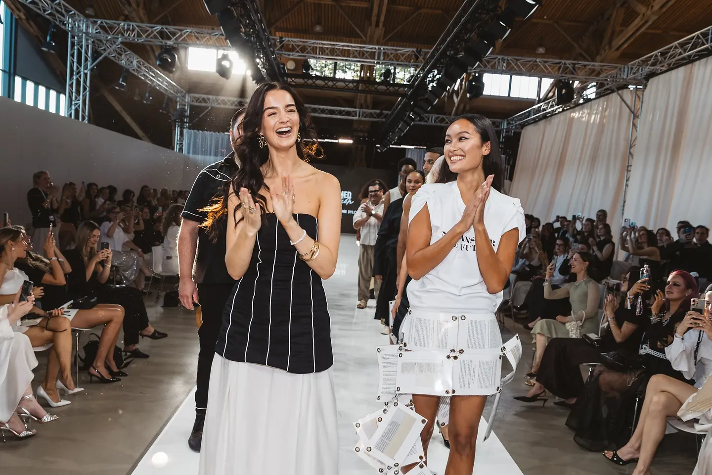 A Perwoll az elveszett bőröndökből egy igazi Fashion Showt-t hozott életre