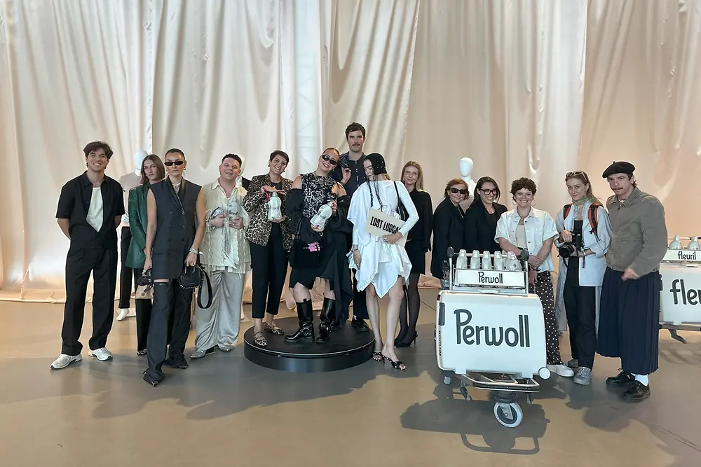 A Perwoll az elveszett bőröndökből egy igazi Fashion Showt-t hozott életre