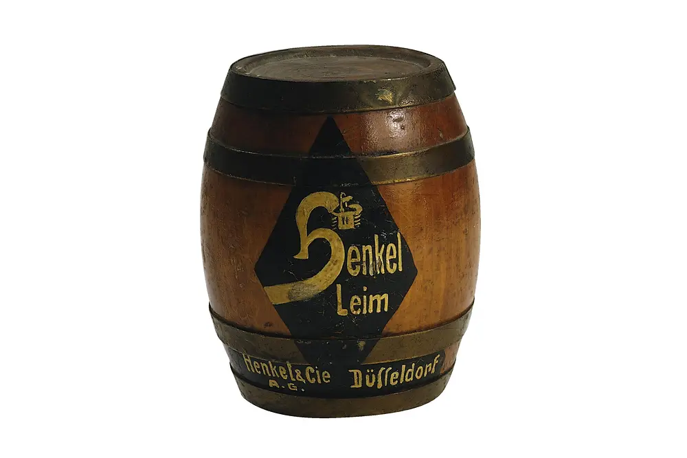 1925-ből származó, Henkel feliratos ragasztós hordó kicsinyített másolata.