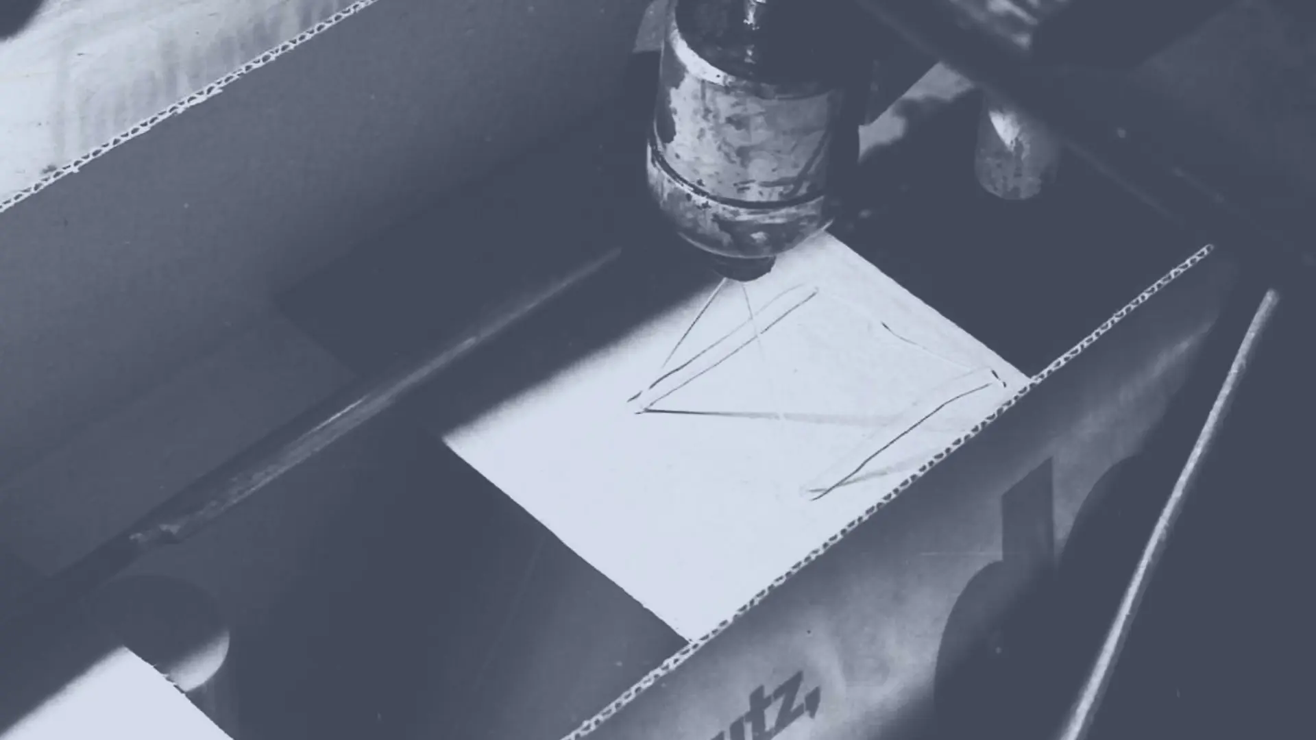 Szórófejjel felvitt Technomelt forróolvadék-ragasztóval zárnak le egy kartondobozt