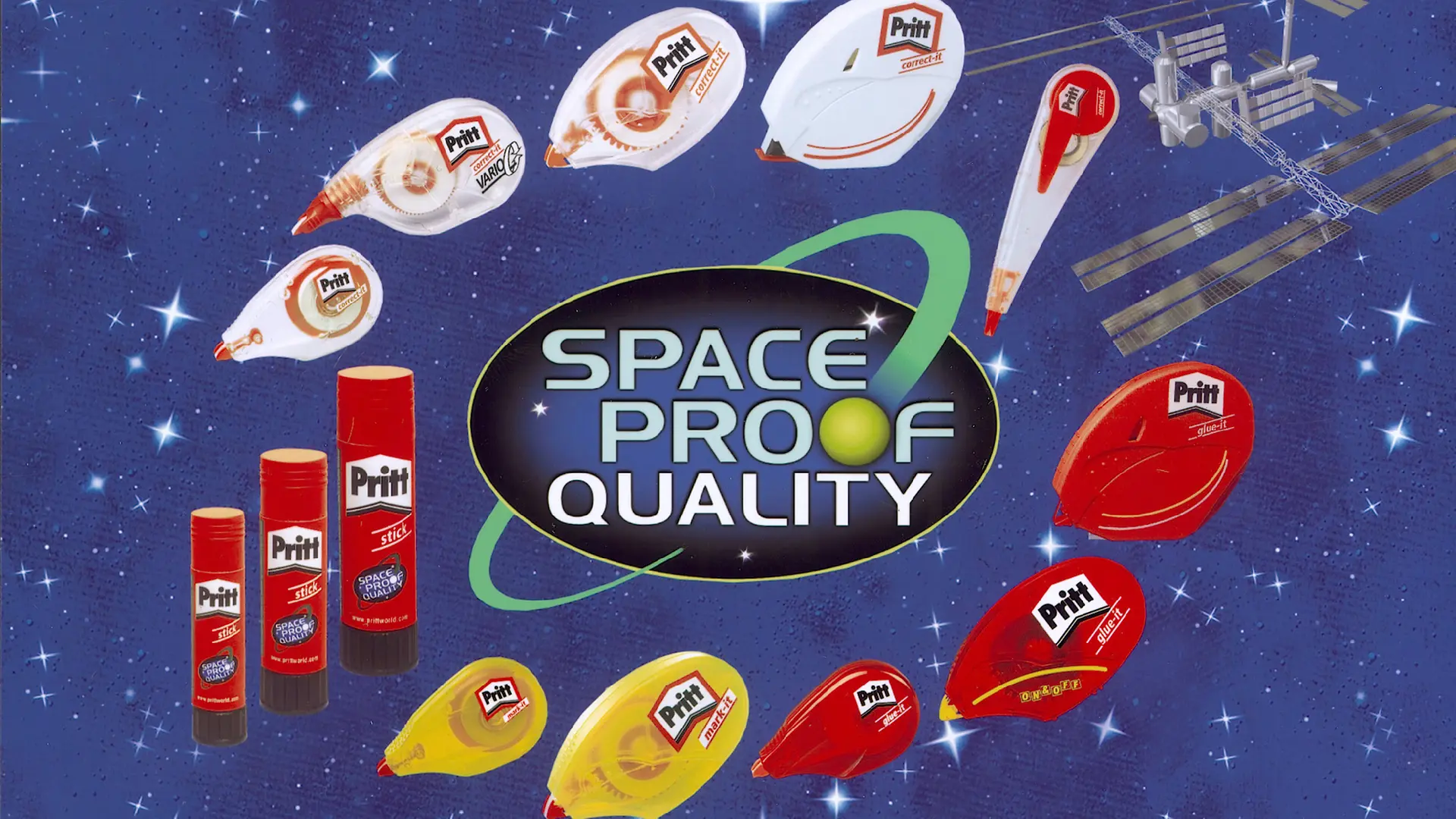 Hirdetés a Pritt űrbeli használatra alkalmas termékeinek választékáról. A háttérben űrben lebegő űrhajó, középen a „Space Proof Quality” (Űripari minőség) felirat. 