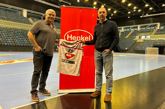 
Németh Zoltán, Tatabányai Kézilabda Kft. ügyvezető igazgató és Kocsis Zoltán, Henkel környei ragasztógyár igazgató