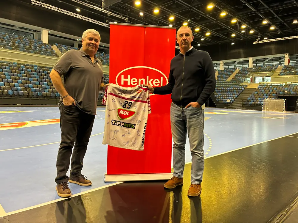 
Németh Zoltán, Tatabányai Kézilabda Kft. ügyvezető igazgató és Kocsis Zoltán, Henkel környei ragasztógyár igazgató