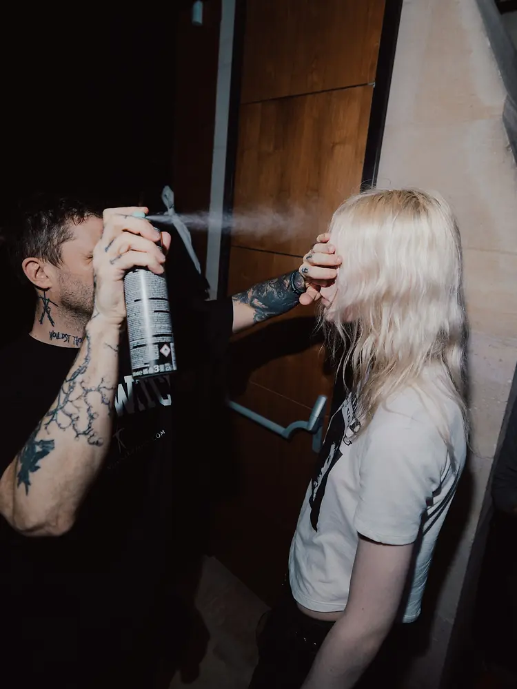 Schwarzkopf trendi frizurákat alkotott a Paris Fashion Week AW26 kifutóin Victoria Beckham, Ann Demeulemeester és Vivienne Westwood bemutatóin