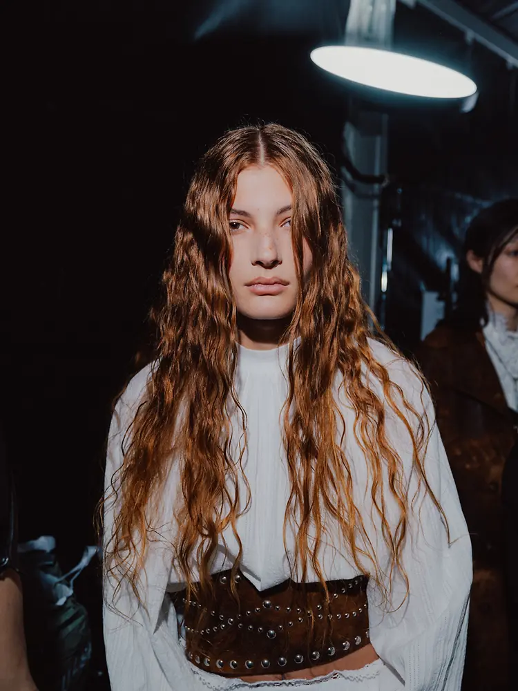 Schwarzkopf trendi frizurákat alkotott a Paris Fashion Week AW26 kifutóin Victoria Beckham, Ann Demeulemeester és Vivienne Westwood bemutatóin