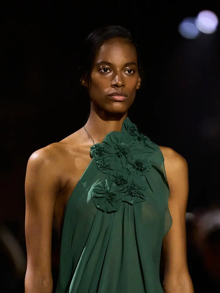 Schwarzkopf trendi frizurákat alkotott a Paris Fashion Week AW26 kifutóin Victoria Beckham, Ann Demeulemeester és Vivienne Westwood bemutatóin