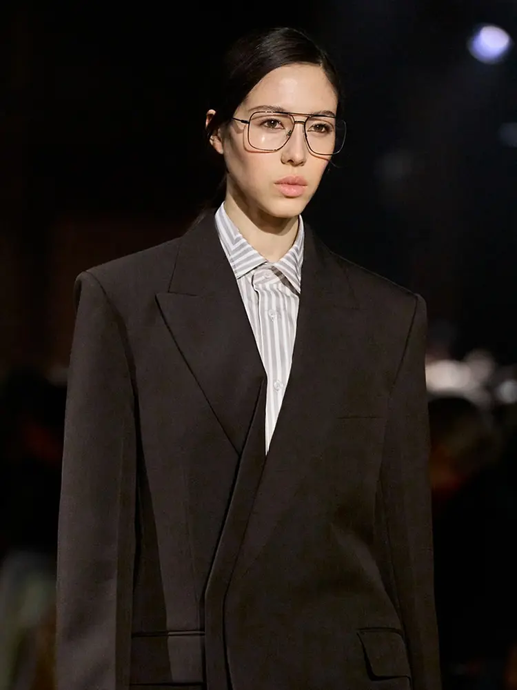 Schwarzkopf trendi frizurákat alkotott a Paris Fashion Week AW26 kifutóin Victoria Beckham, Ann Demeulemeester és Vivienne Westwood bemutatóin