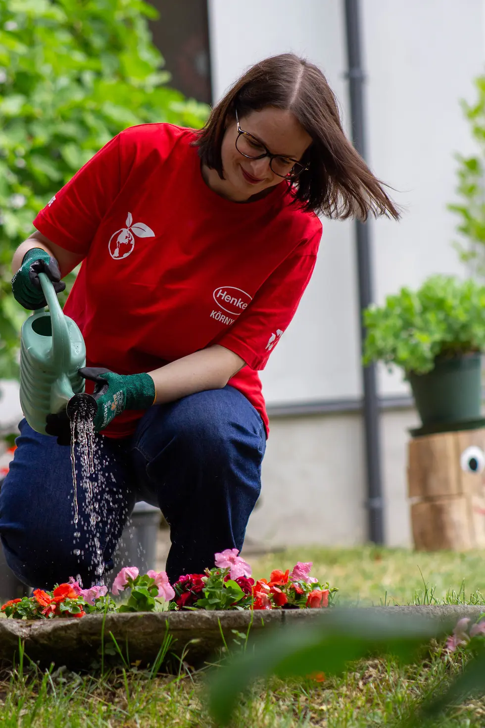 
A Henkel önkéntesei egy környei óvoda udvarán ültettek fákat és dísznövényeket