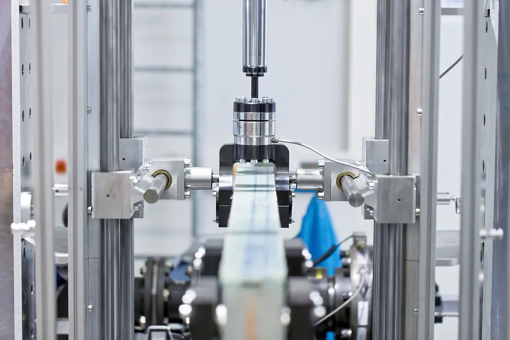 Beam model represents the load-transmitting structure in a rotor blade and enables fatigue testing under conditions that are similar to actual operation