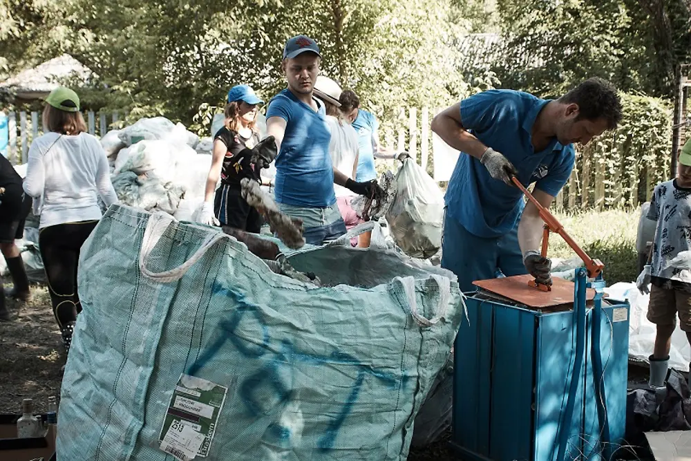 Az önkéntesek zsákról-zsákra átválogatták, szelektálták, és tömörítették a begyűjtött hulladékot