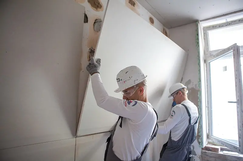 A „Welcome Home” projekt magyarországi állomásán a Habitat for Humanity szakembereivel 15 önkéntes magyar és osztrák Henkel munkatárs dolgozott lakások felújításán, ahova hamarosan több gyermekes családok költözhetnek be