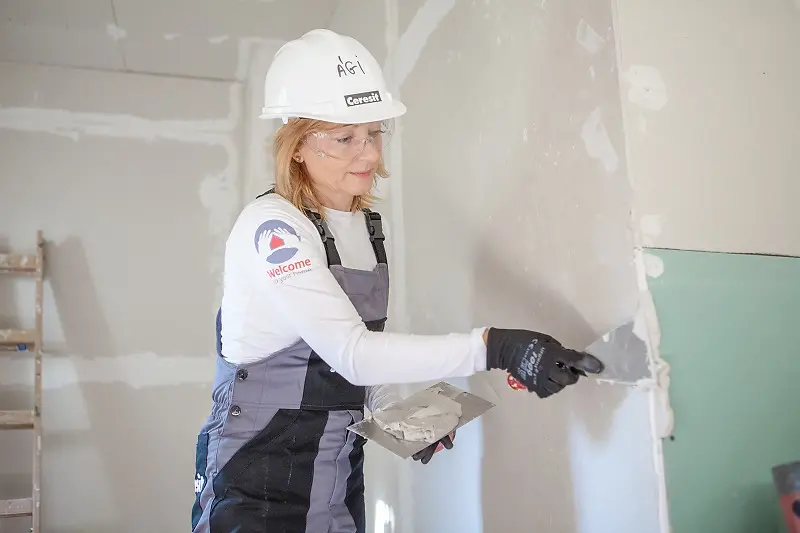 A „Welcome Home” projekt magyarországi állomásán a Habitat for Humanity szakembereivel 15 önkéntes magyar és osztrák Henkel munkatárs dolgozott lakások felújításán, ahova hamarosan több gyermekes családok költözhetnek be