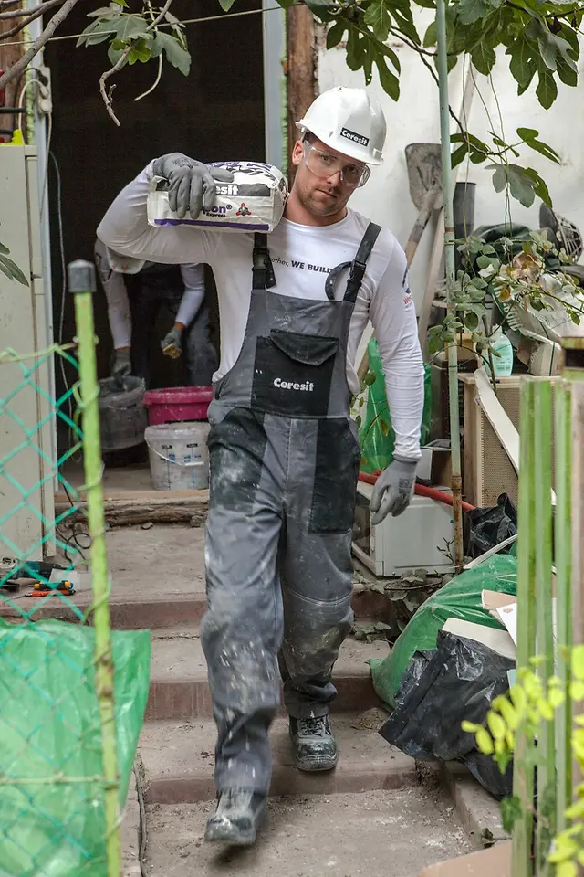 A „Welcome Home” projekt magyarországi állomásán a Habitat for Humanity szakembereivel 15 önkéntes magyar és osztrák Henkel munkatárs dolgozott lakások felújításán, ahova hamarosan több gyermekes családok költözhetnek be