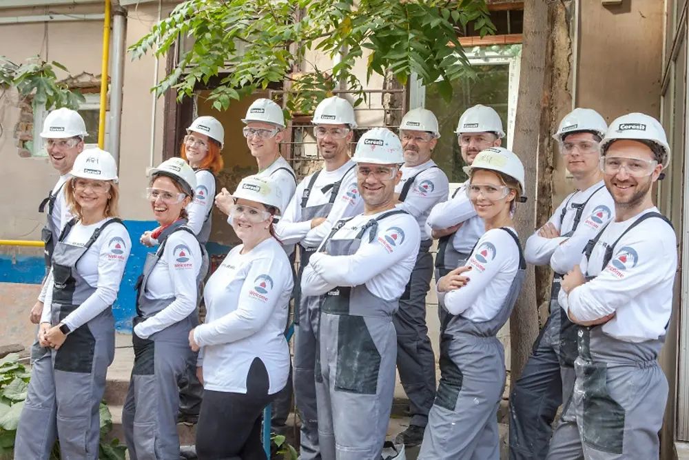 A „Welcome Home” projekt magyarországi állomásán a Habitat for Humanity szakembereivel 15 önkéntes magyar és osztrák Henkel munkatárs dolgozott lakások felújításán, ahova hamarosan több gyermekes családok költözhetnek be